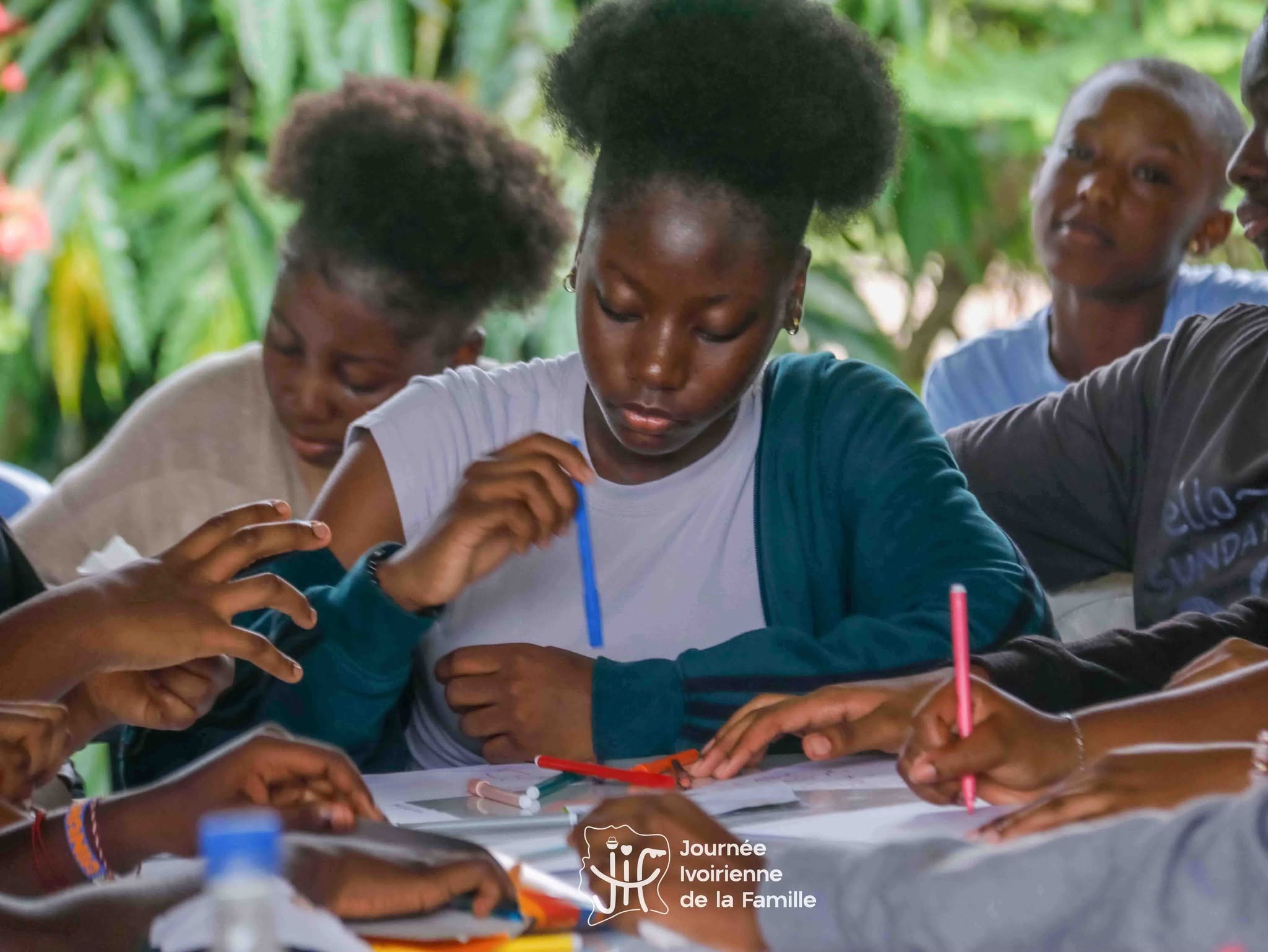 Des jeunes filles en atelier